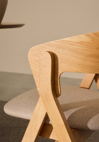 KAVE HOME Godia spisestuestol, med armlener - beige chenillestoff og naturlig askefiner