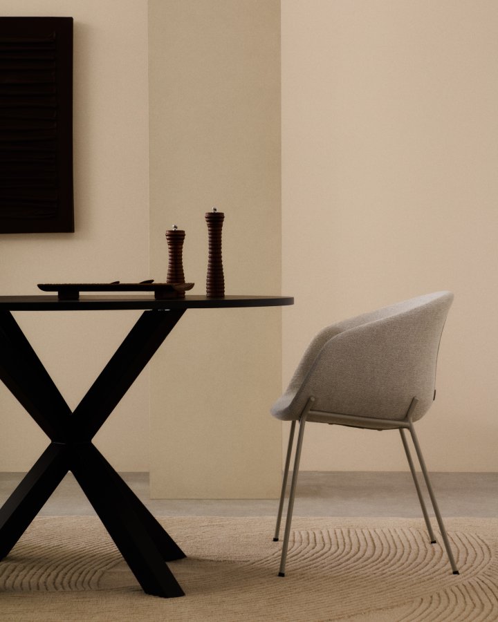 KAVE HOME Yvette-stol i beige chenille og stlben i beige utfrelse