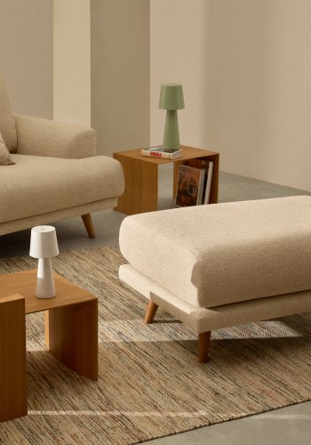 KAVE HOME Karin fotskammel i beige chenille med ben i heltre bk 90 x 70 cm