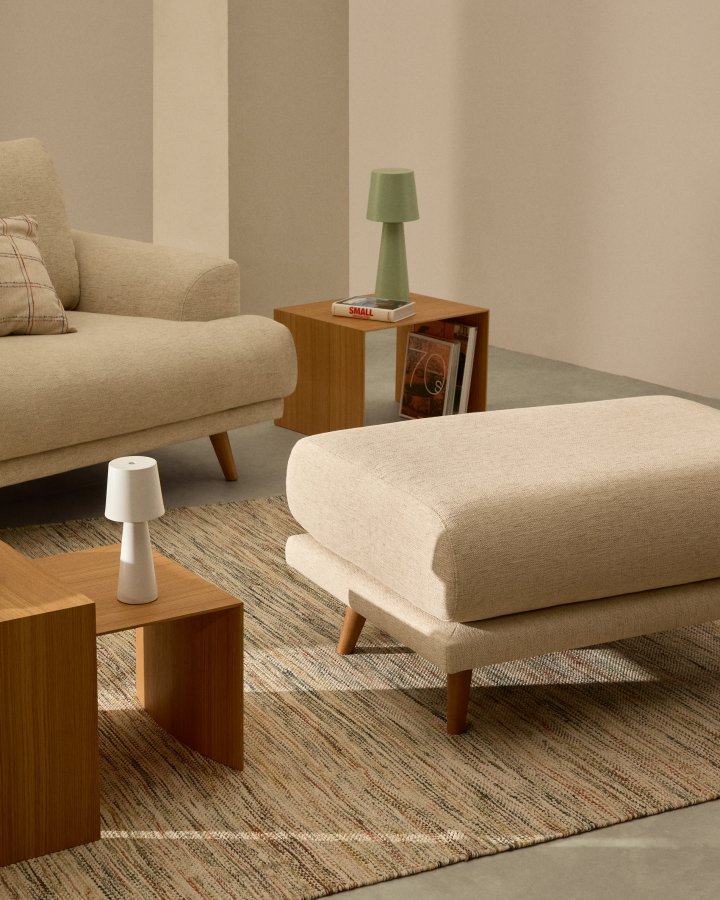 KAVE HOME Karin fotskammel i beige chenille med ben i heltre bk 90 x 70 cm