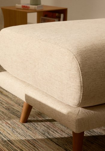 KAVE HOME Karin fotskammel i beige chenille med ben i heltre bk 90 x 70 cm