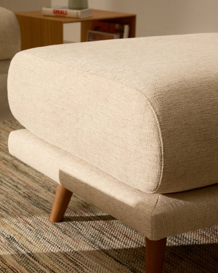 KAVE HOME Karin fotskammel i beige chenille med ben i heltre bk 90 x 70 cm