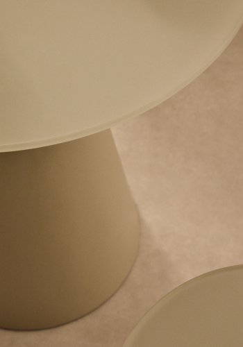 KAVE HOME Wilshire sidebord i herdet glass og metall med matt gr finish, 50 cm