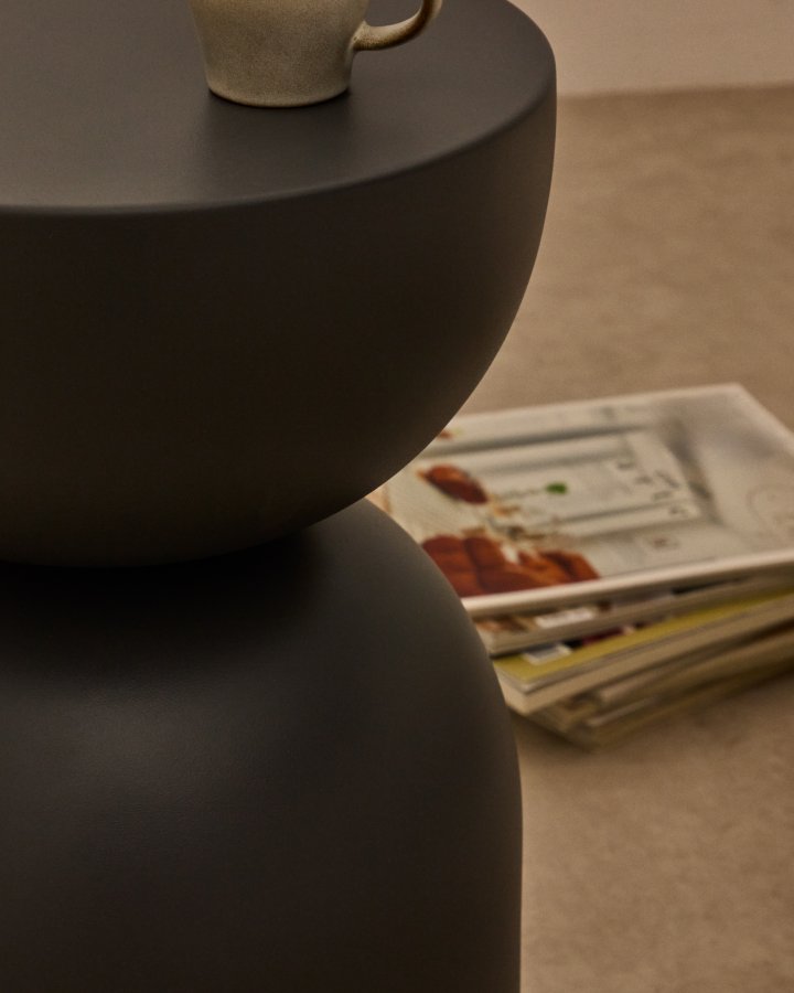 KAVE HOME Sidebord Rachell laget av metall med grlakkert overflate 30,5 cm