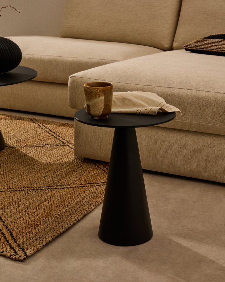 KAVE HOME Wilshire sidebord med frostet herdet glass og stl med matt svart lakkert finish.