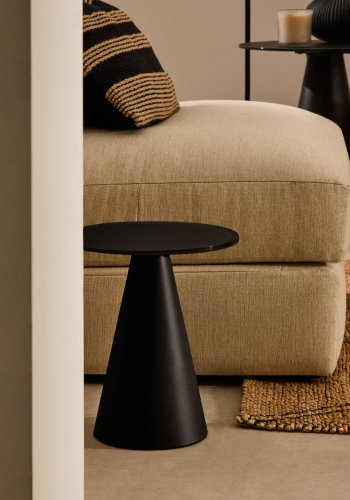 KAVE HOME Wilshire sidebord med frostet herdet glass og stl med matt svart lakkert finish.