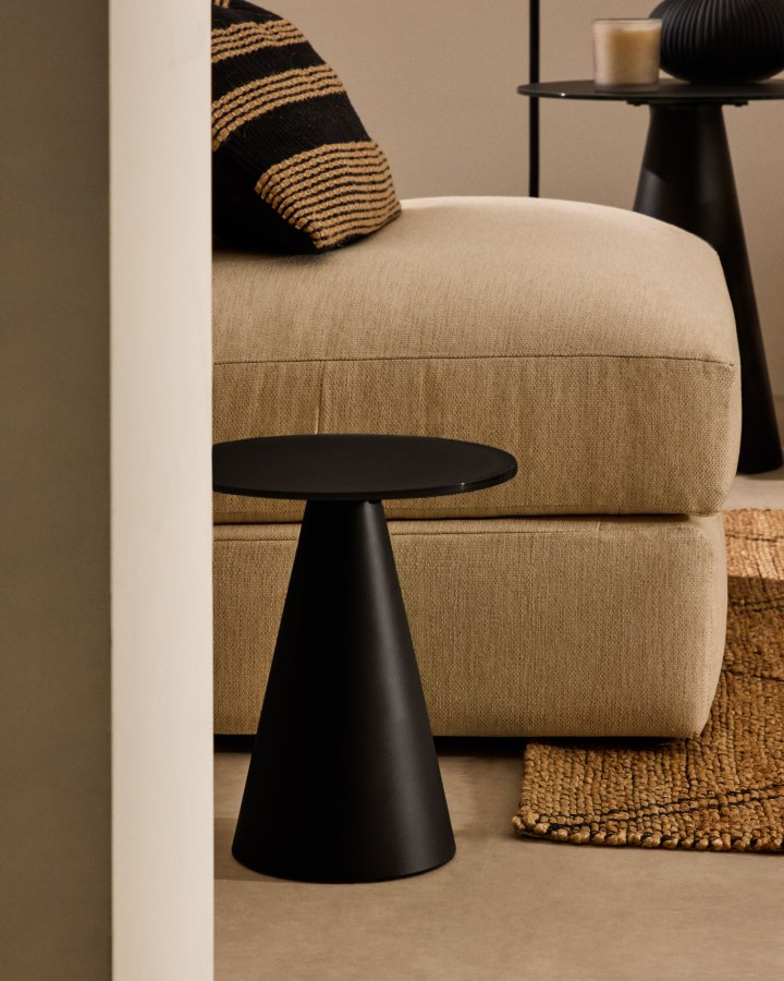 KAVE HOME Wilshire sidebord med frostet herdet glass og stl med matt svart lakkert finish.