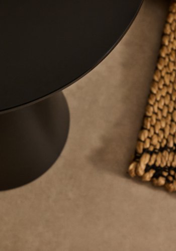 KAVE HOME Wilshire sidebord med frostet herdet glass og stl med matt svart lakkert finish.