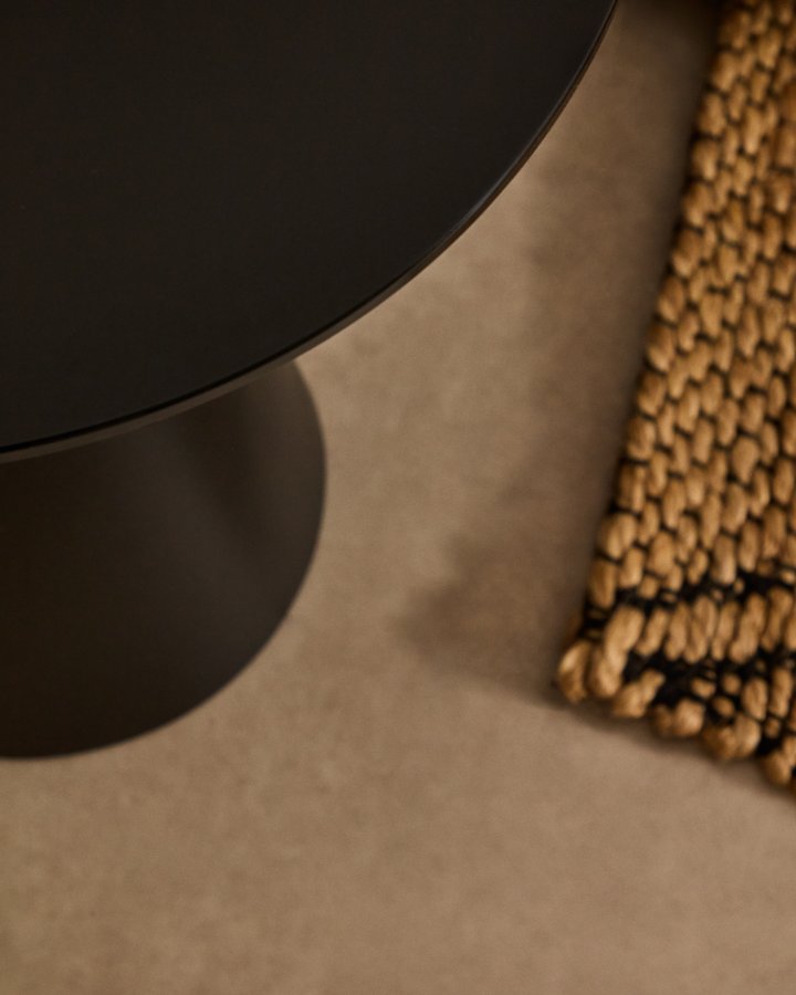 KAVE HOME Wilshire sidebord med frostet herdet glass og stl med matt svart lakkert finish.