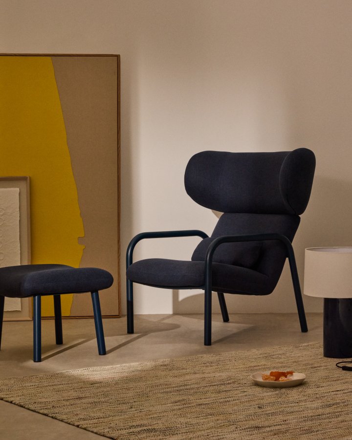 KAVE HOME Inari fotsttte i bltt og stl med blmalt overflate 60 x 50 cm FSC Mix Credit