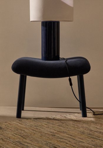 KAVE HOME Inari fotsttte i bltt og stl med blmalt overflate 60 x 50 cm FSC Mix Credit