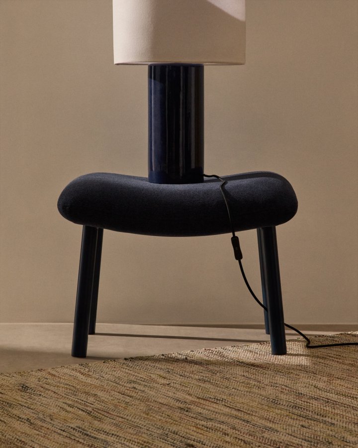 KAVE HOME Inari fotsttte i bltt og stl med blmalt overflate 60 x 50 cm FSC Mix Credit