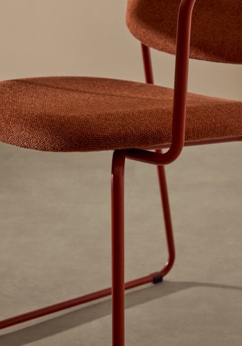 KAVE HOME Meli-stol i terrakotta-chenille med terrakotta-metallramme FSC Mix Credit