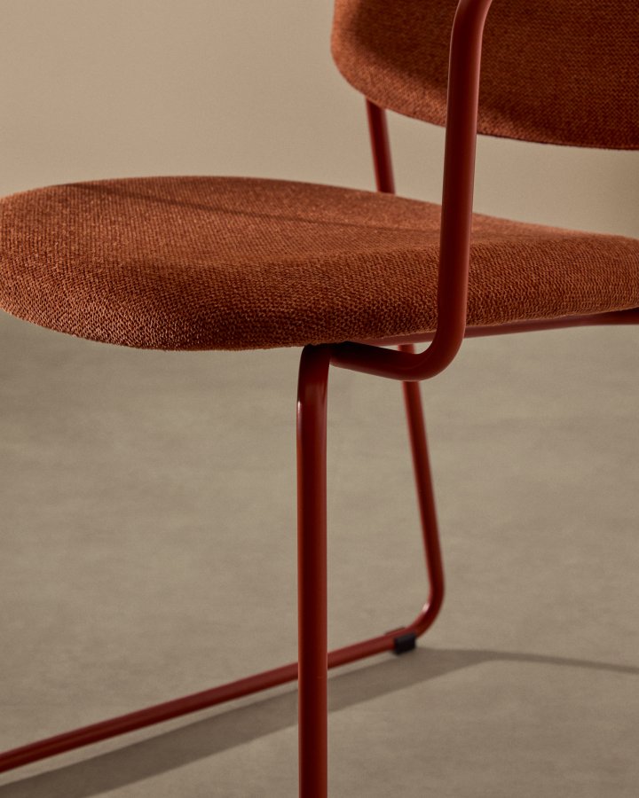 KAVE HOME Meli-stol i terrakotta-chenille med terrakotta-metallramme FSC Mix Credit