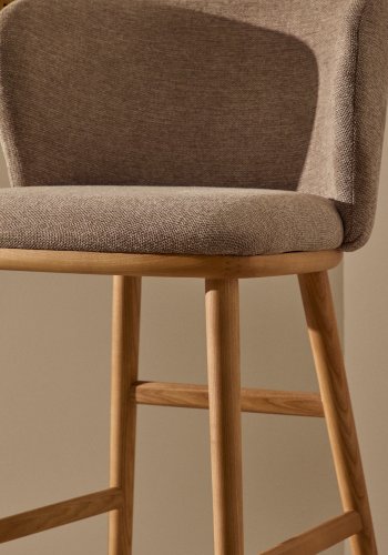 KAVE HOME Ciselia krakk brun chenille heltre ask naturfarget overflate FSC Mix Credit 65 cm