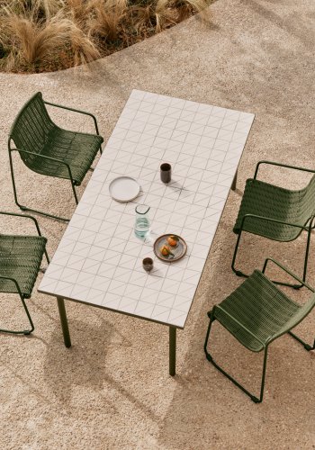 KAVE HOME Maurina utebord i grnt galvanisert stl med ecrufargede fliser 223 x 101 cm