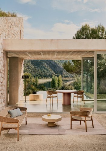 KAVE HOME Arinella-stol i FSC 100 % heltre akasie med naturlig finish og beige tausnor