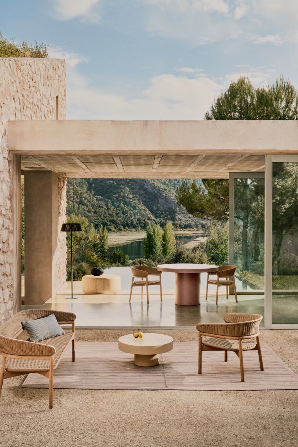 KAVE HOME Arinella-stol i FSC 100 % heltre akasie med naturlig finish og beige tausnor