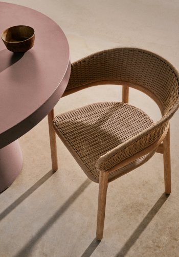 KAVE HOME Arinella-stol i FSC 100 % heltre akasie med naturlig finish og beige tausnor