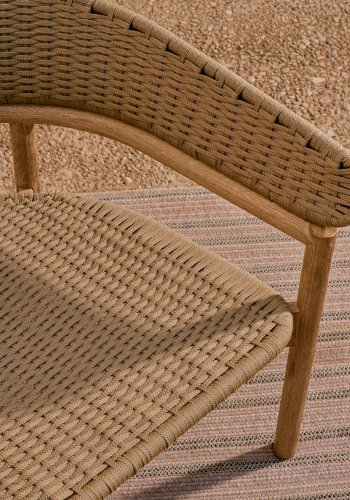 KAVE HOME Arinella lenestol i FSC 100 % heltre akasie med naturlig finish og beige tausnor