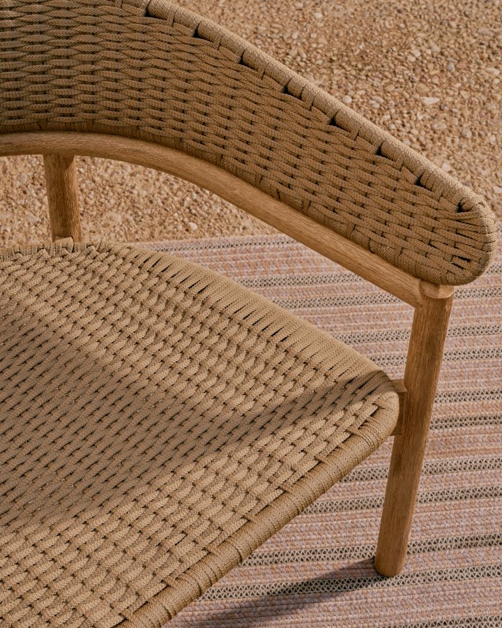 KAVE HOME Arinella lenestol i FSC 100 % heltre akasie med naturlig finish og beige tausnor