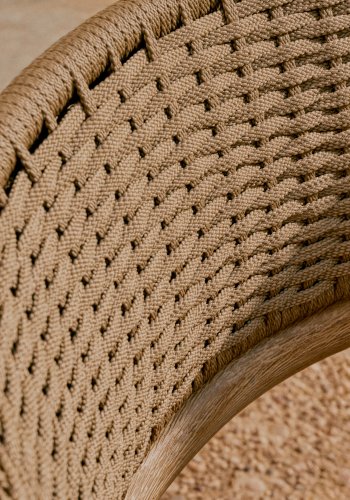 KAVE HOME Arinella lenestol i FSC 100 % heltre akasie med naturlig finish og beige tausnor