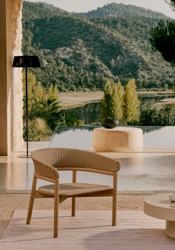 KAVE HOME Arinella lenestol i FSC 100 % heltre akasie med naturlig finish og beige tausnor