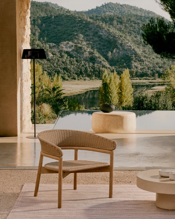 KAVE HOME Arinella lenestol i FSC 100 % heltre akasie med naturlig finish og beige tausnor