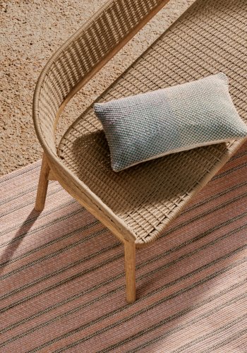 KAVE HOME Arinella 3-seters sofa i FSC 100 % heltre akasie med naturlig finish og beige taubelegg.