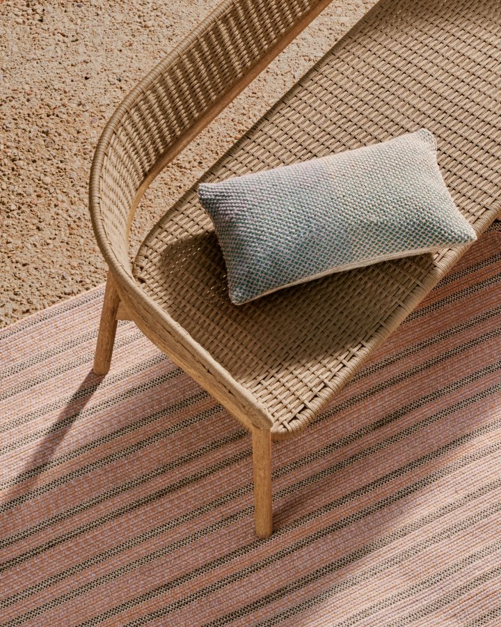 KAVE HOME Arinella 3-seters sofa i FSC 100 % heltre akasie med naturlig finish og beige taubelegg.