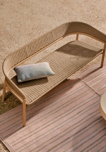 KAVE HOME Arinella 3-seters sofa i FSC 100 % heltre akasie med naturlig finish og beige taubelegg.