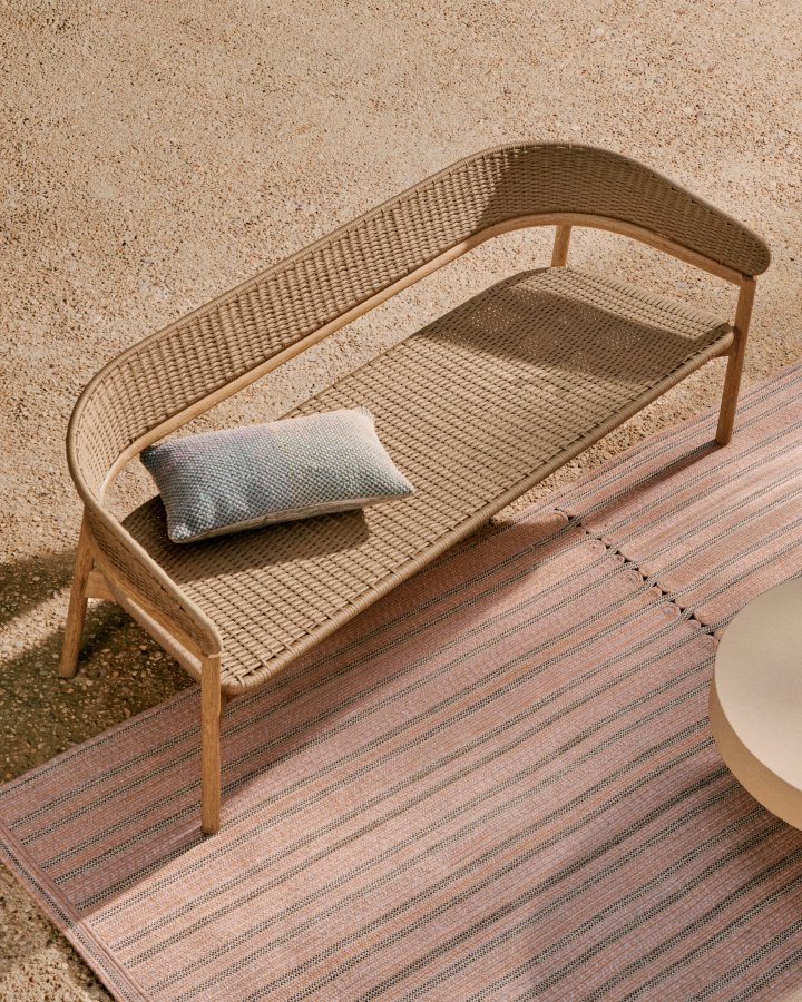 KAVE HOME Arinella 3-seters sofa i FSC 100 % heltre akasie med naturlig finish og beige taubelegg.