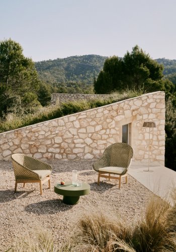 KAVE HOME Olbia lenestol med hy rygg i syntetisk rotting og FSC 100 % heltre teak