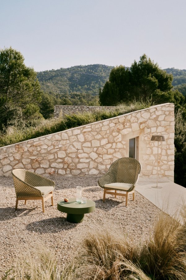 KAVE HOME Olbia lenestol med hy rygg i syntetisk rotting og FSC 100 % heltre teak