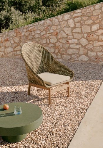 KAVE HOME Olbia lenestol med hy rygg i syntetisk rotting og FSC 100 % heltre teak