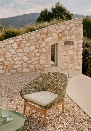 KAVE HOME Olbia lenestol laget av syntetisk rotting og FSC 100 % heltre teak