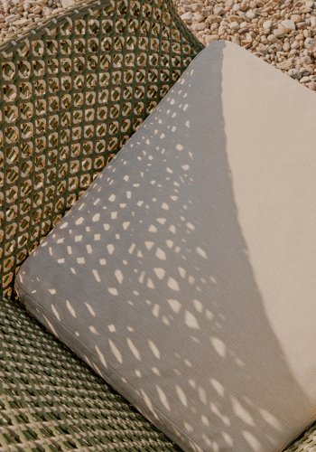 KAVE HOME Olbia lenestol laget av syntetisk rotting og FSC 100 % heltre teak