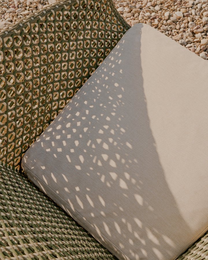 KAVE HOME Olbia lenestol laget av syntetisk rotting og FSC 100 % heltre teak