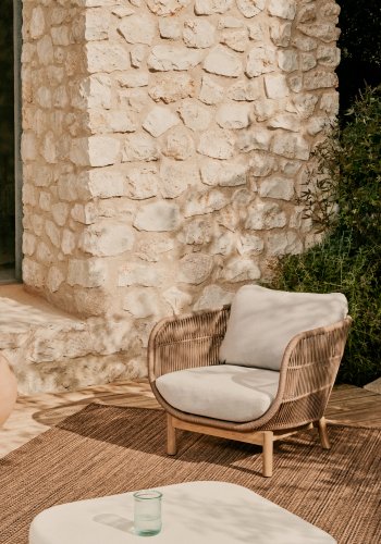 KAVE HOME Catalina hagestol, med armlener og puter - beige tau og naturlig akasietre