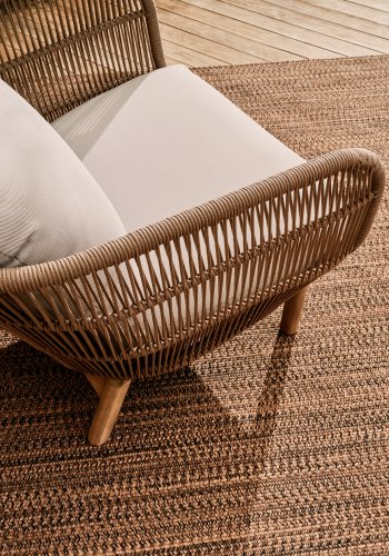 KAVE HOME Catalina hagestol, med armlener og puter - beige tau og naturlig akasietre