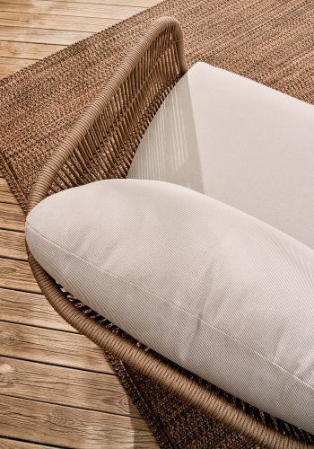 KAVE HOME Catalina hagestol, med armlener og puter - beige tau og naturlig akasietre