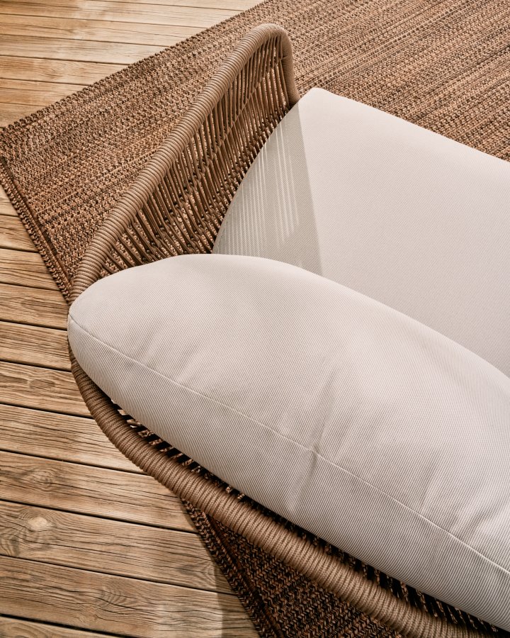 KAVE HOME Catalina hagestol, med armlener og puter - beige tau og naturlig akasietre