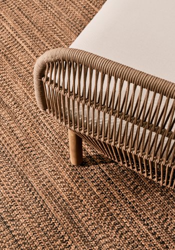 KAVE HOME Catalina hagestol, med armlener og puter - beige tau og naturlig akasietre