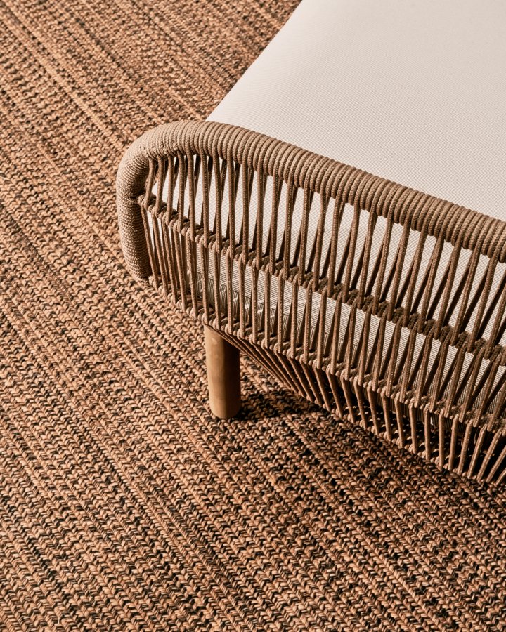 KAVE HOME Catalina hagestol, med armlener og puter - beige tau og naturlig akasietre