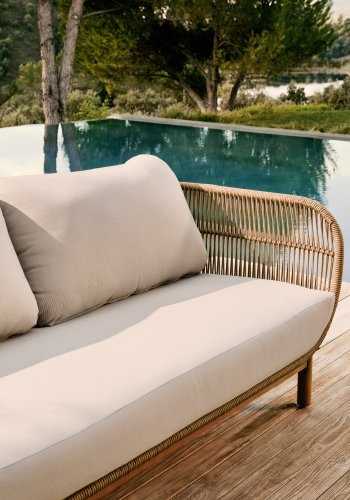 KAVE HOME Catalina 3-manns hagesofa, med armlener og puter - beige tau og naturlig akasietre