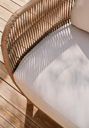 KAVE HOME Catalina 3-manns hagesofa, med armlener og puter - beige tau og naturlig akasietre