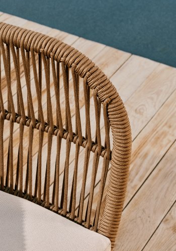 KAVE HOME Catalina 3-manns hagesofa, med armlener og puter - beige tau og naturlig akasietre