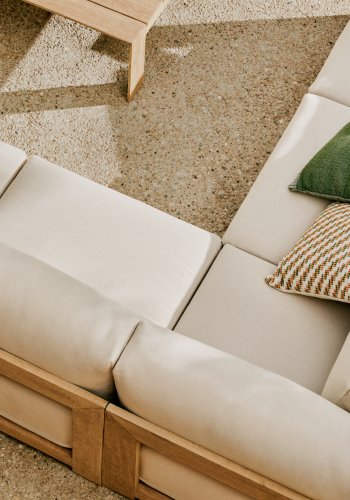 KAVE HOME Ambra 5-seters hjrnesofa i heltre akasie med lys overflate 248 cm