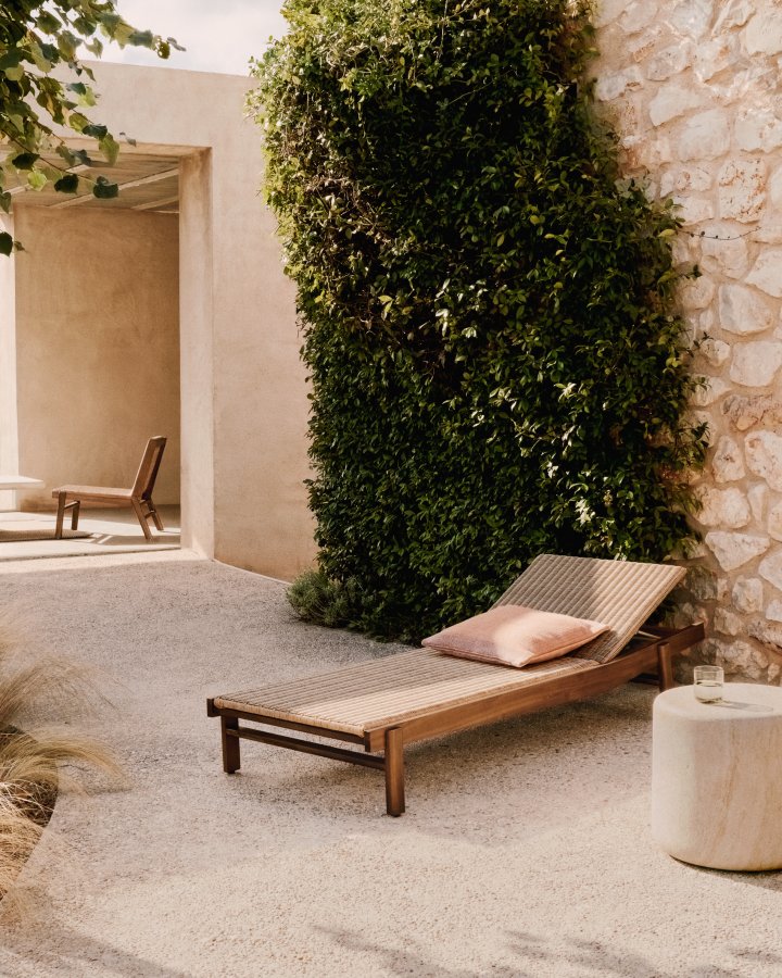 KAVE HOME Itani solstol i FSC 100 % heltre akasie og syntetisk rotting