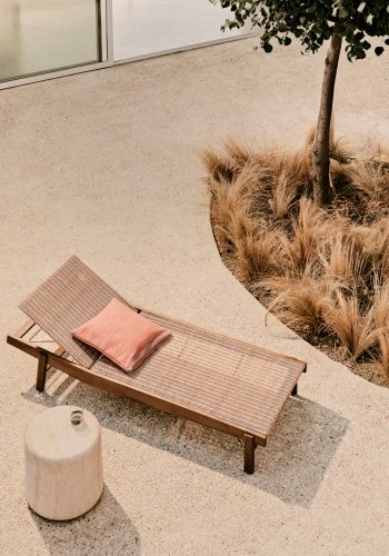 KAVE HOME Itani solstol i FSC 100 % heltre akasie og syntetisk rotting